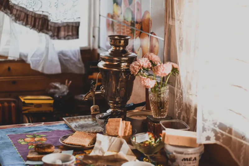Entre vapores de té y charlas sin prisa: los rincones de Madrid donde vive el alma de los teahouses persas