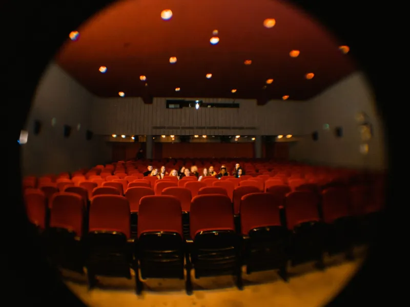 Pantallas que abren ventanas: el cine iraní y su creciente legión de seguidores en Madrid